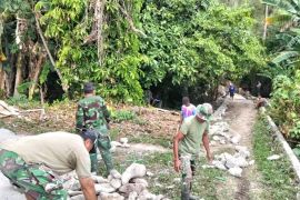 TNI-warga bersinergi bangun jembatan perintis di Talaud