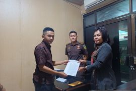 Kejati Maluku limpahkan tersangka korupsi ASN Kejari SBT ke penuntutan