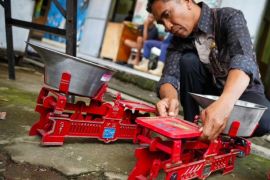 Disdag Kota Madiun tera ulang timbangan pedagang di Pasar Sleko