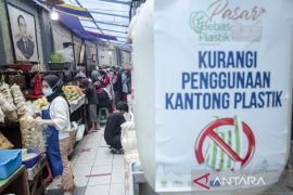 Kiat mengurangi penggunaan plastik dalam kegiatan sehari-hari