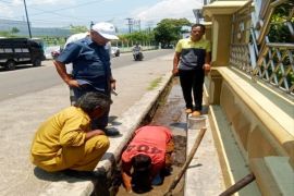 Bupati Dompu panggil Direktur PDAM terkait air berulat dan berbau