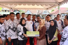 Wabup Sidrap menyerahkan santunan Rp150 juta bagi guru korban kebakaran