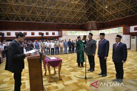 Lantik tiga kepala SKPA, Mualem tekankan percepatan kinerja dan serapan anggaran