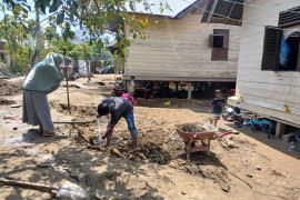 Warga Pidie Jaya kembali bersihkan rumah pasca banjir berulang, harap tanggul permanen segera