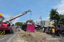 Sebuah truk terguling usai tabrak kendaraan di Turunan Silayur Semarang