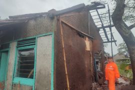 Angin kencang Bandung hari ini: Atap Rumah Berterbangan di Mana-mana