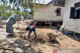 BPBD: Warga Pidie Jaya kembali bersihkan rumah pasca banjir berulang