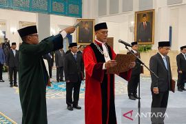 Prabowo saksikan pengucapan sumpah Liliek Prisbawono sebagai Hakim MK