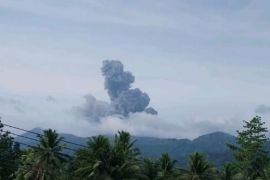 Gunung Dukono di Halmahera Utara kembali erupsi Jumat pagi