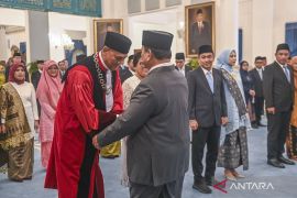 Liliek Prisbawono resmi sebagai hakim MK di hadapan Prabowo