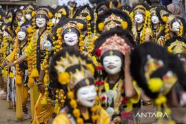 Mengenal Tari Topeng Samba gaya Slangit, ritual megah sambut panen padi di Cirebon
