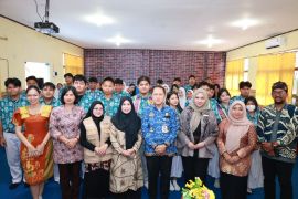 Fisip Adkom UMPR latih public speaking siswa SMAN 2 Palangka Raya
