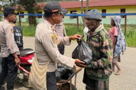 Polda Papua Tengah salurkan sembako untuk warga Dogiyai