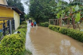 PLN salurkan bantuan sembako ke warga terdampak banjir tanggul jebol di Demak