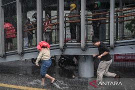 Cuaca Rabu, BMKG ingatkan waspada hujan lebat dari Sumut hingga Jatim