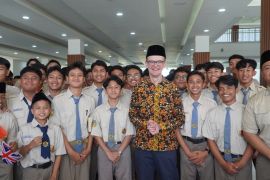 Dubes Inggris sematkan Gold Medal Duke of Edinburgh kepada siswa Mu\'allimin Yogyakarta