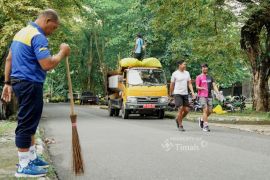 PT Timah gotong royong "Jumat Bersih" di Taman Sari Sungailiat