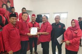 Rapidin Simbolon serahkan SK Kepengurusan DPC PDI Perjuangan Kota Medan