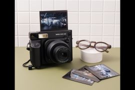 Fujifilm hadirkan instax wide 400 warna jetblack di Indonesia