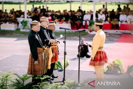 Puncak HUT ke-211 Dompu, Bupati terima gelar kehormatan dan teguhkan identitas suku