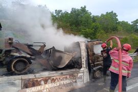 Mobil towing pengangkut alat berat hangus terbakar di Tol Bakter