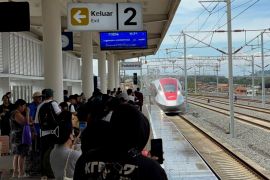 KCIC minta penumpang patuhi aturan usai insiden pintu Whoosh ditahan