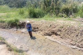 TNI bangun jembatan di Sungai Batang Agam rusak dampak bencana