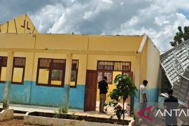 Atap SMPN 5 Muara Enim hancur diterjang puting beliung