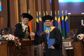 Lulus cumlaude, Tom Liwafa raih gelar doktor di Unair