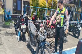 Sepeda motor tabrak truk parkir di Batang, dua tewas