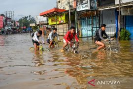 Ratusan rumah di Dayeuhkolot Kabupaten Bandung terendam banjir akibat luapan Sungai Citarum