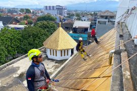 Aksi Heroik Komunitas Caving Bersih-bersih Kubah Masjid Agung Tasikmalaya