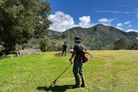 Satgas Yonif 511 bersihkan halaman Gereja Baptis Wiyaware Lanny Jaya