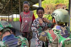 Satgas Yonif 136/TS bagi pakaian layak pakai bagi warga Tingginambut