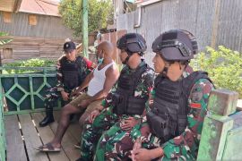 Satgas Yonif 511 perkuat komunikasi dengan tokoh masyarakat Karubaga