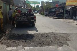 Pemkot Tangerang perbaiki sejumlah titik jalan rusak di perbatasan