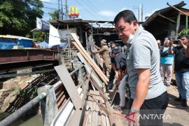 Cegah banjir, 62 bangunan liar di sepadan Sungai Cirarab Tangerang ditertibkan