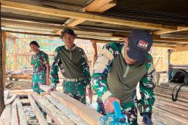 Prajurit Satgas Yonif 511/DY bangun rumah warga Konikme Lanny Jaya