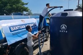 Karantina NTB menyalurkan 5.000 liter air bagi hewan kurban kehausan