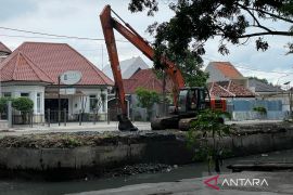 Pemkot Cirebon menambah penghalang sampah cegah penumpukan di sungai