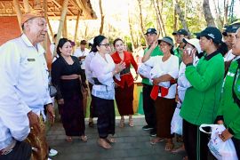 Pemkot Denpasar salurkan sembako untuk petugas kebersihan