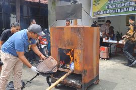 Kejari Jayapura musnahkan barang bukti 40 perkara tindak pidana