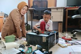 Pemkab Bojonegoro fasilitasi bocah sembilan tahun rakit sepeda listrik