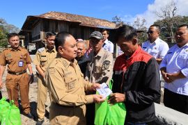 Wabup Lambar beri bantuan  dua warga korban kebakaran