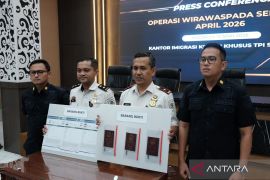 Imigrasi Surabaya amankan tiga WNA RRT diduga langgar izin tinggal