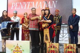 Tokoh perempuan di Surabaya terima gelar kehormatan dari Suku Dayak