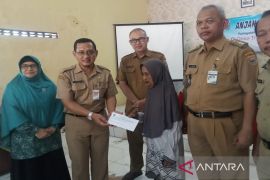 Pemkab Batang menyalurkan bansos pada 1.545 anak yatim piatu