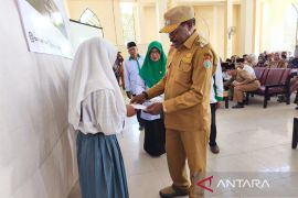 Baznas salurkan beasiswa Nabire Cerdas tahap I kepada 80 pelajar