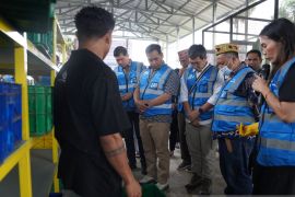 Pusat Daur Ulang Labuan Bajo diperkuat dengan penambahan maggot BSF