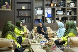 PUSDATIN PUANRI Berikan Penghargaan kepada Rektor Unri sebagai Rektor Perempuan Pertama